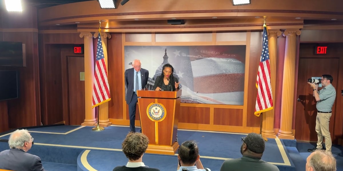 Sanders, Lee introduce bill to cap super PAC contributions